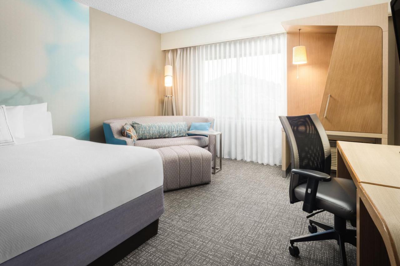 Hotel Courtyard Airport 3*
