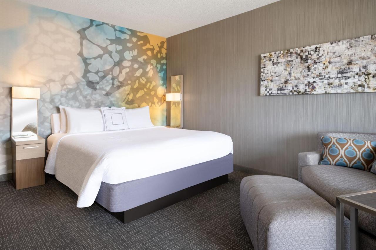 Courtyard Airport Hotel 3*