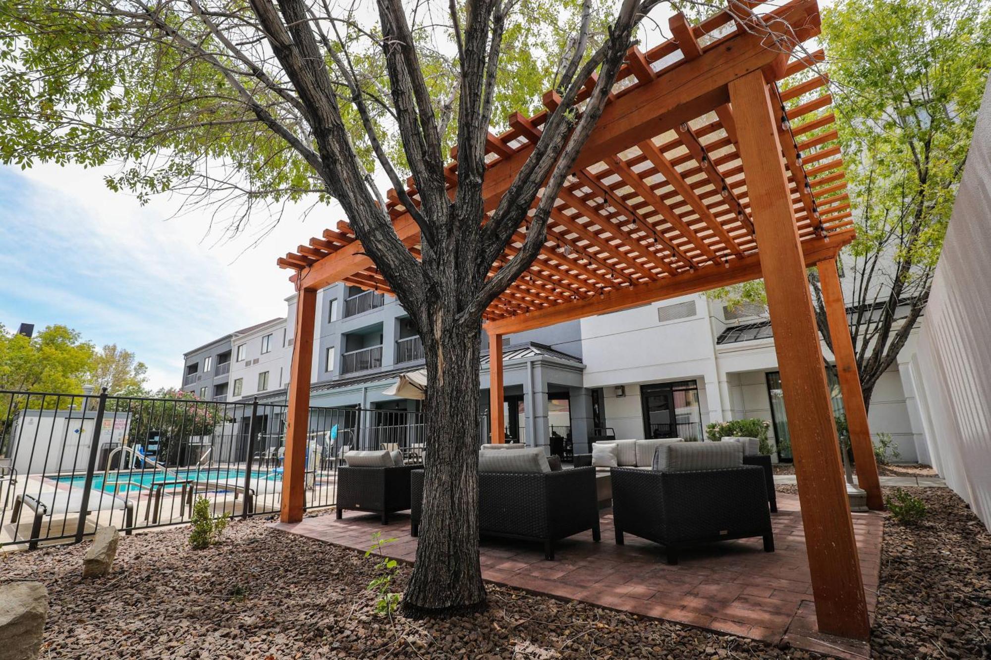 Courtyard Airport 3*