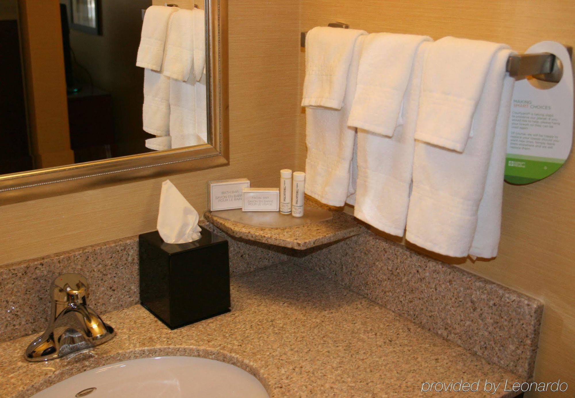 Courtyard Airport Hotel 3*
