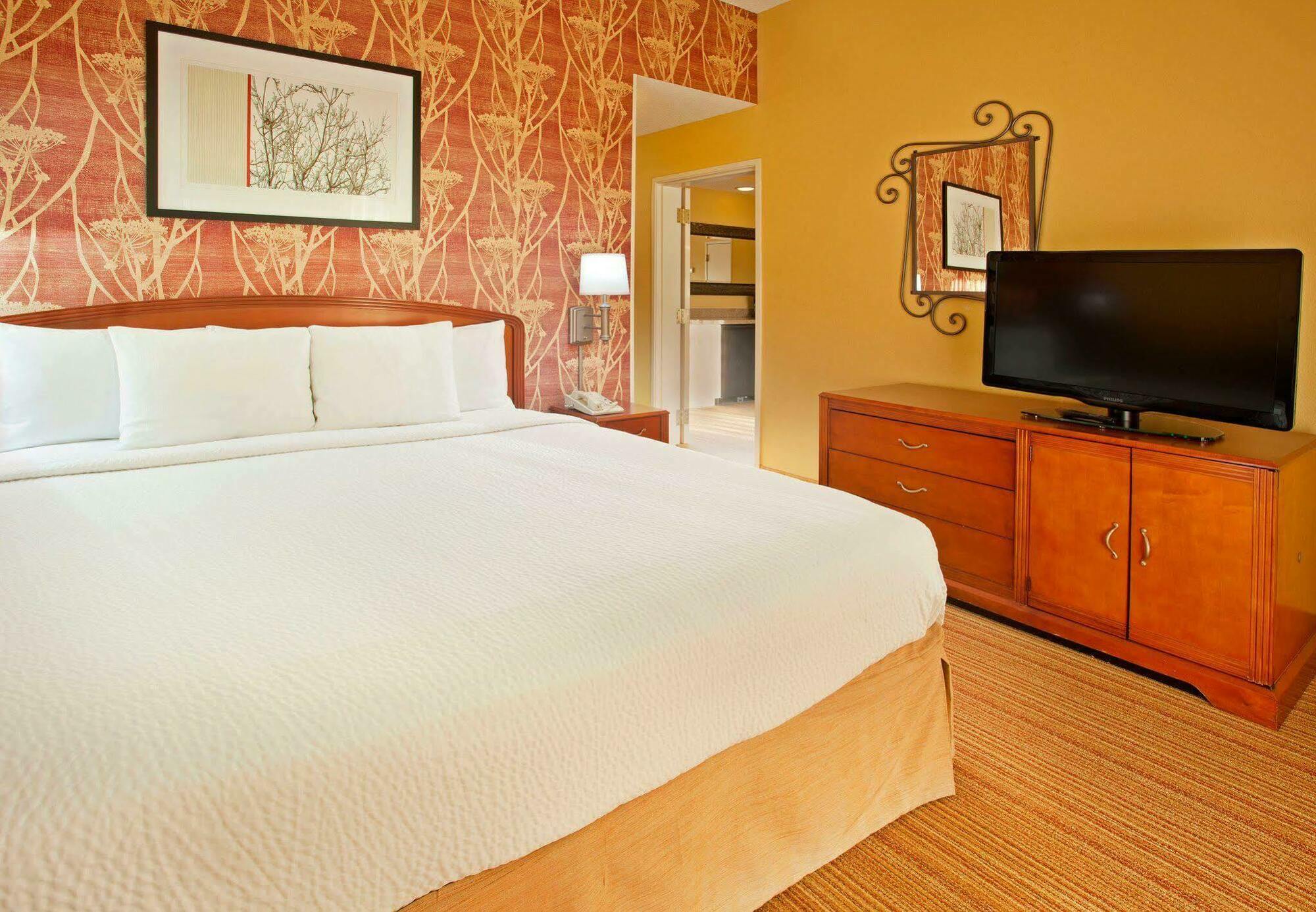 Hotel Courtyard Airport 3*
