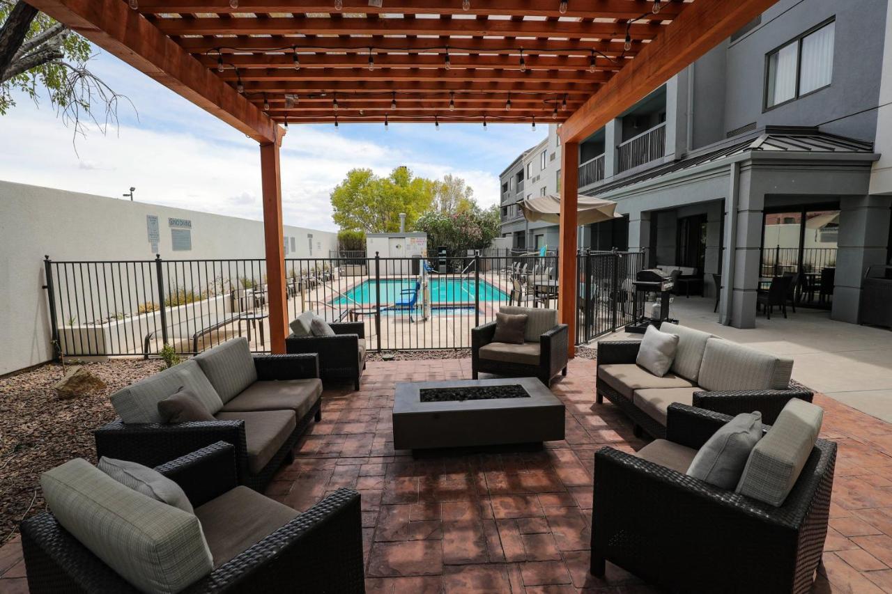 Courtyard Airport 3*
